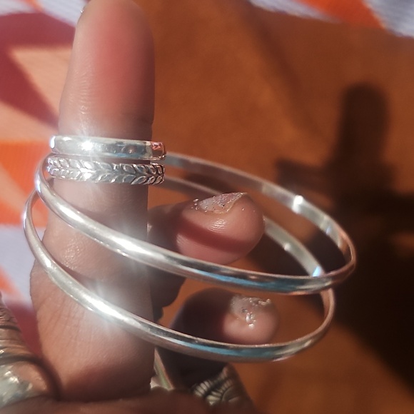 Elegant Sterling Silver Two Bangles Bracelets And Two Rings Set Of Four Pieces - Picture 6 of 8